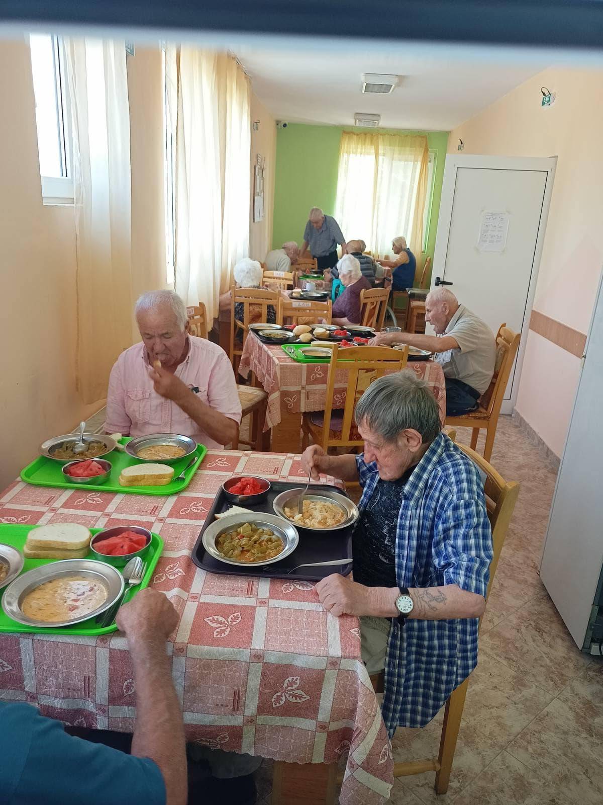Близо 40 незрящи от общините Мездра и Роман бяха подпомогнати с хранителни продукти (2)